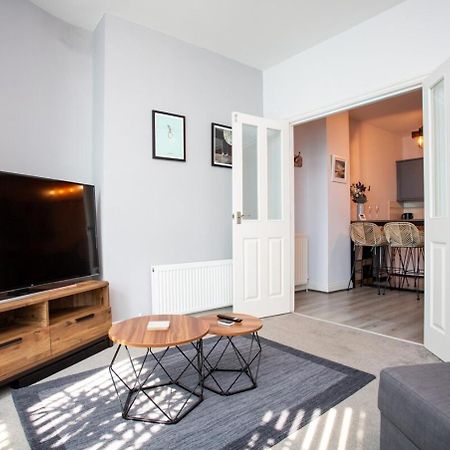 Stylish Cosy Two Bed Apartment - Coast Location Уитли Бей Екстериор снимка