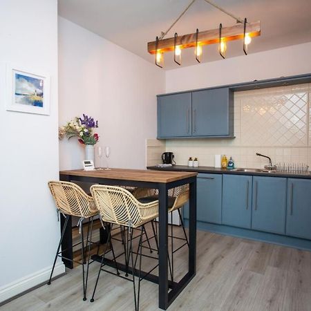 Stylish Cosy Two Bed Apartment - Coast Location Уитли Бей Екстериор снимка