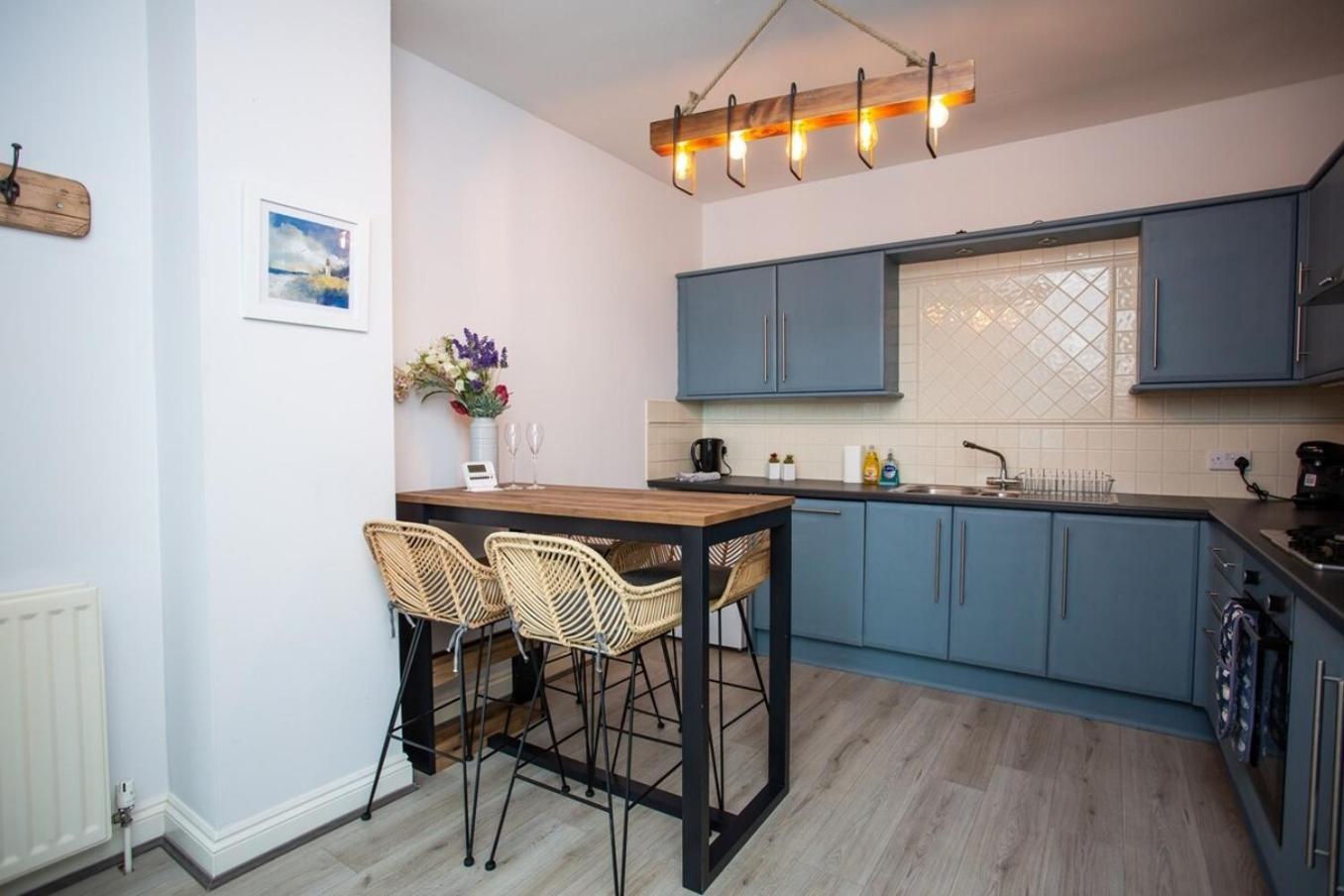 Stylish Cosy Two Bed Apartment - Coast Location Уитли Бей Екстериор снимка