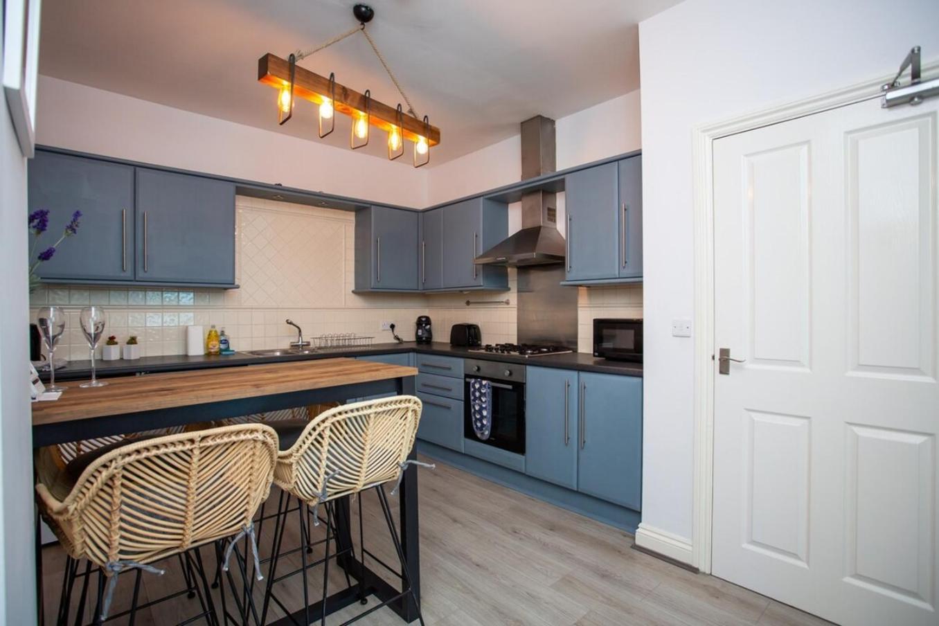 Stylish Cosy Two Bed Apartment - Coast Location Уитли Бей Екстериор снимка