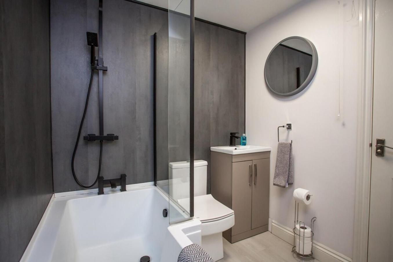 Stylish Cosy Two Bed Apartment - Coast Location Уитли Бей Екстериор снимка