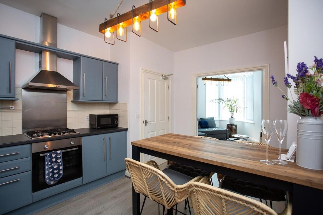 Stylish Cosy Two Bed Apartment - Coast Location Уитли Бей Екстериор снимка