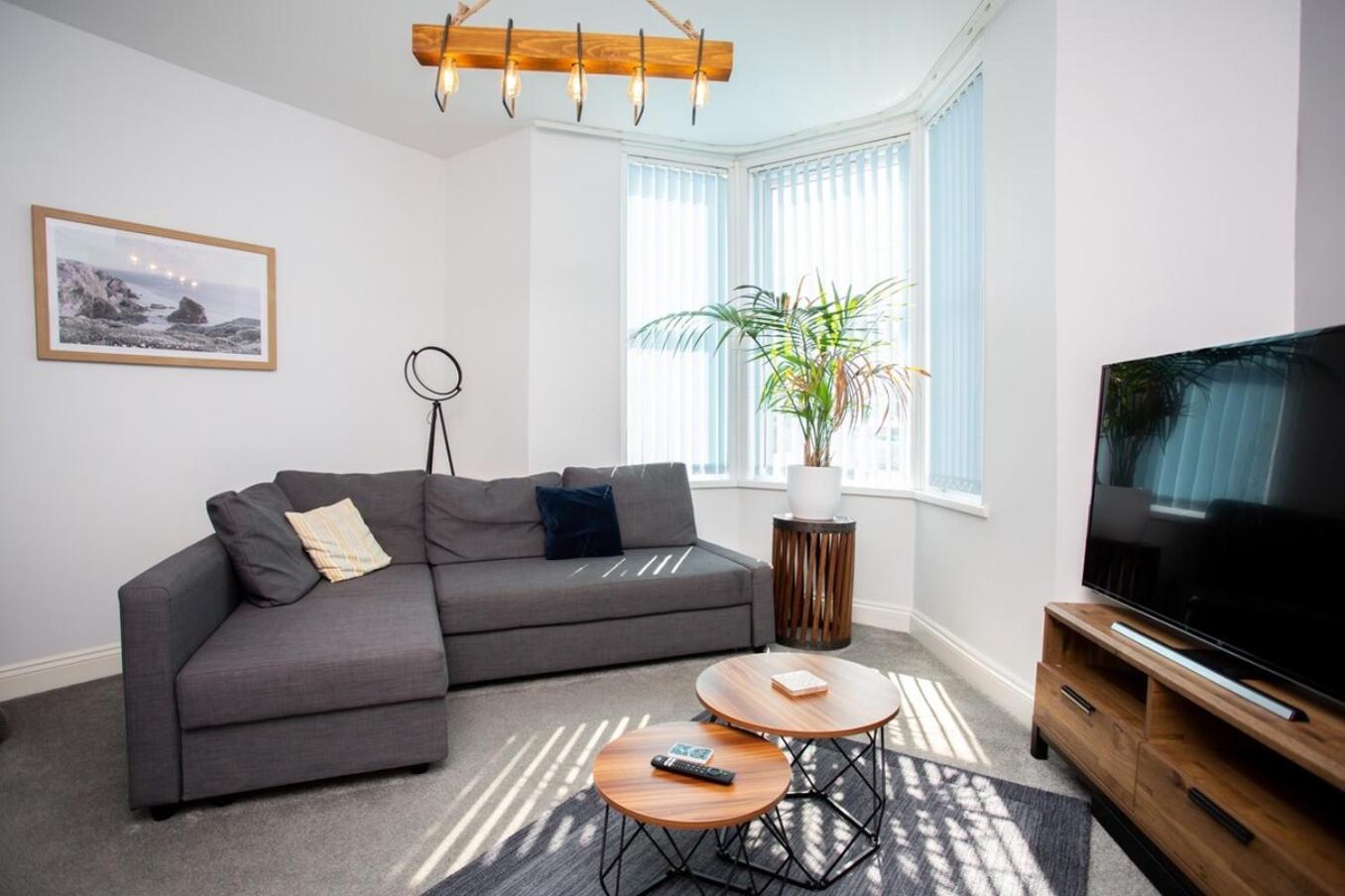 Stylish Cosy Two Bed Apartment - Coast Location Уитли Бей Екстериор снимка