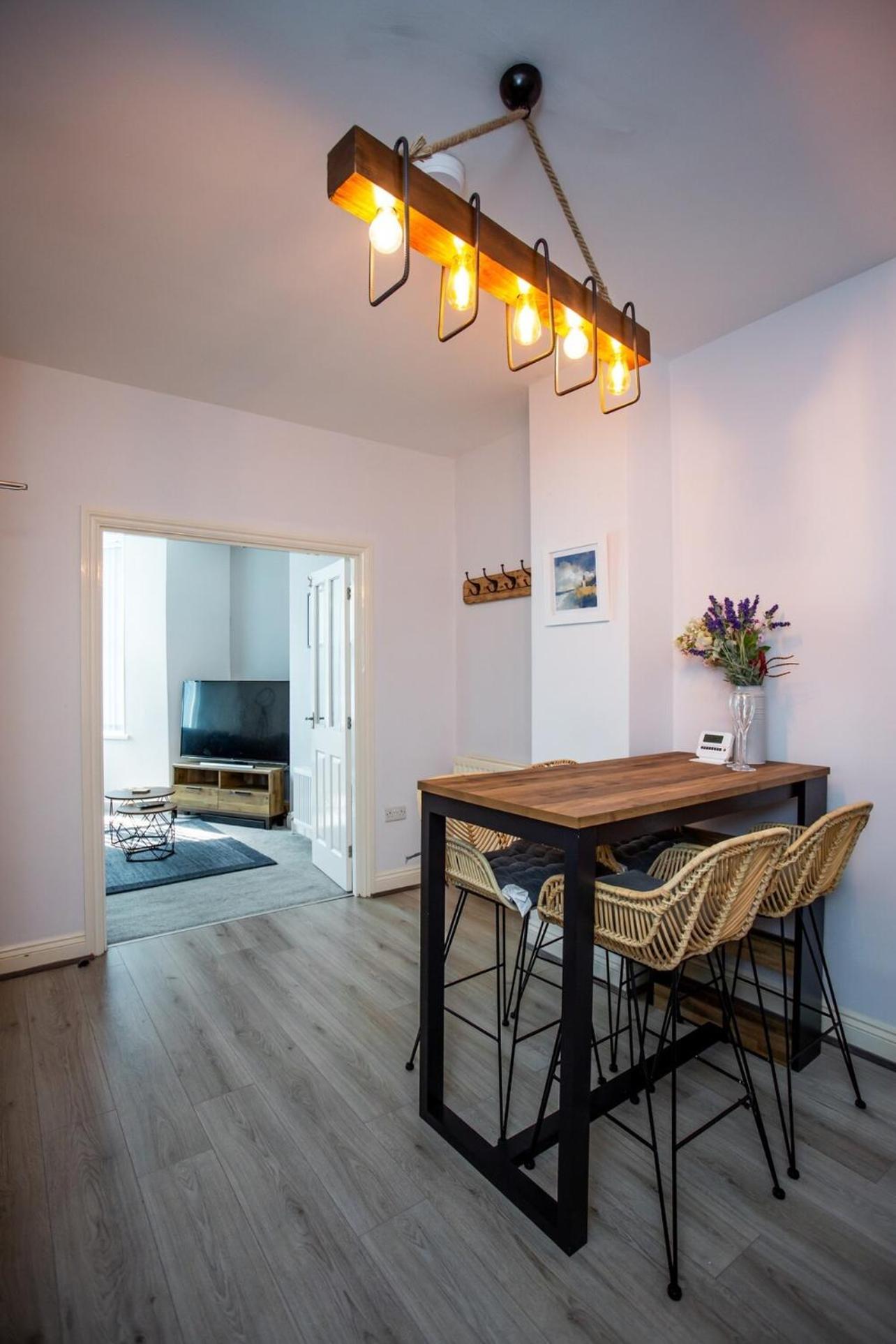 Stylish Cosy Two Bed Apartment - Coast Location Уитли Бей Екстериор снимка